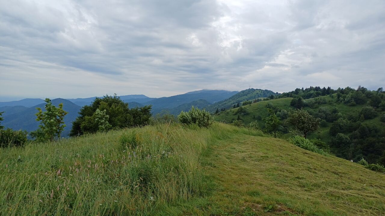 Pohľad na hraničný hrebeň z Monte Poclabuz